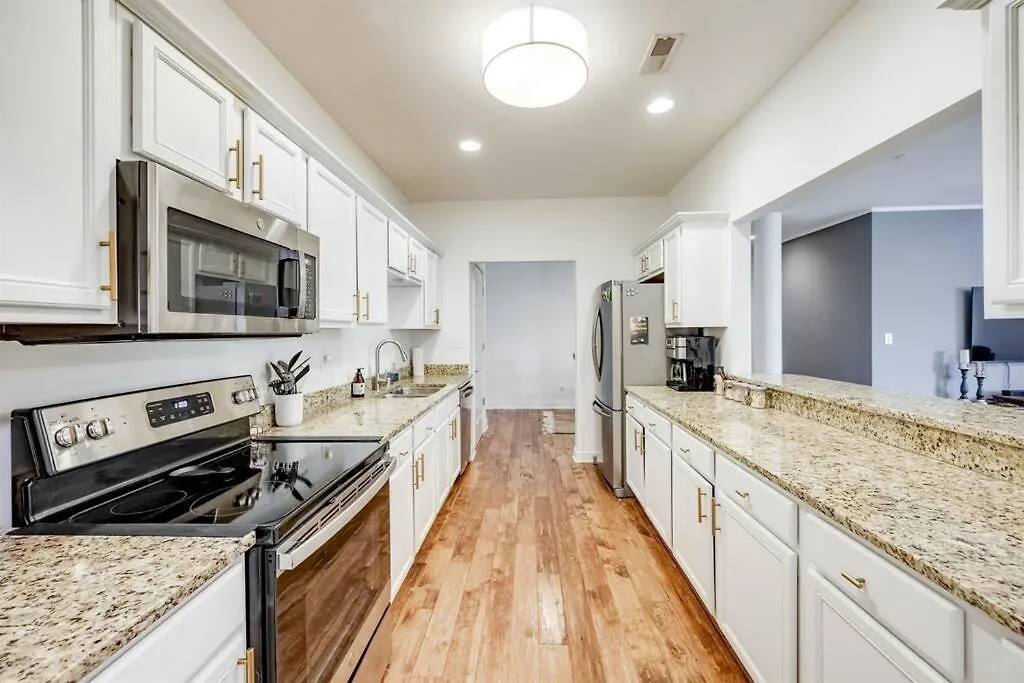 Downtown Louisville Condo- King Bed, Near Sites 아파트