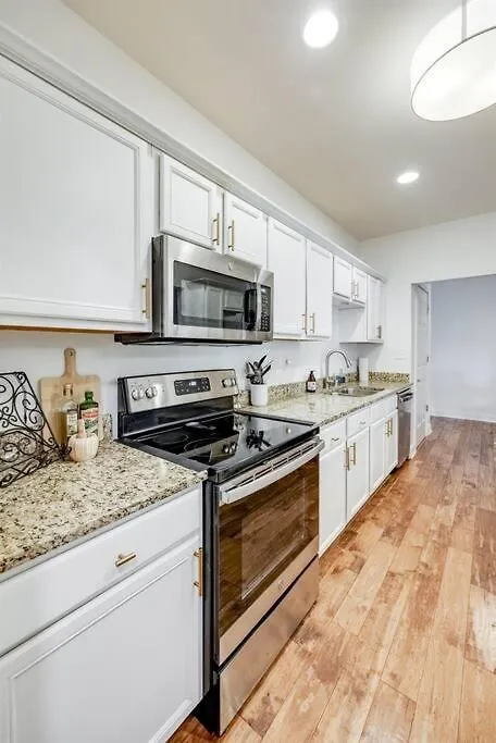 아파트 Downtown Louisville Condo- King Bed, Near Sites